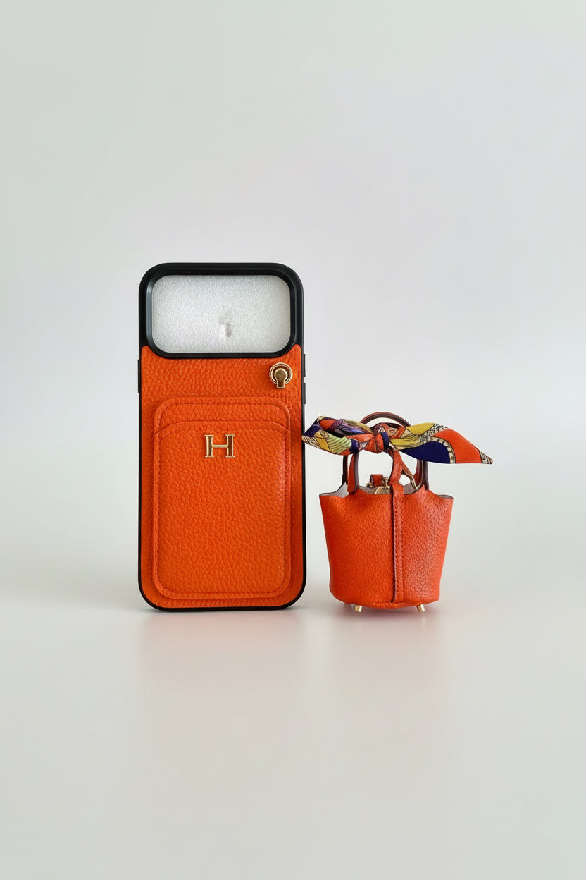 Funda Hermès y mini bolso extraíble.
