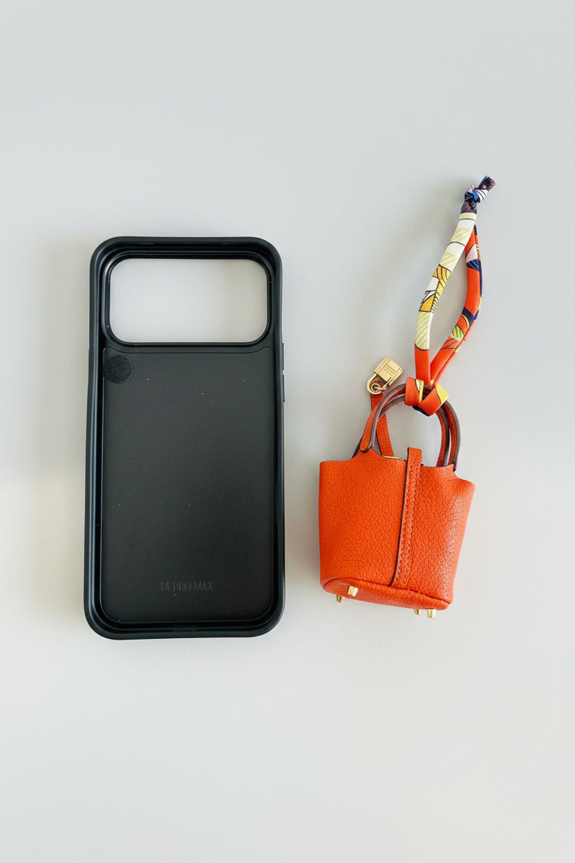 Funda Hermès y mini bolso extraíble.