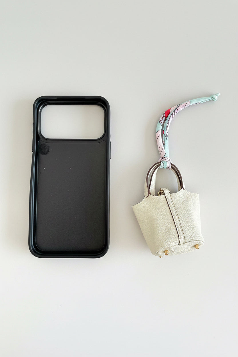 Funda Hermès y mini bolso extraíble.